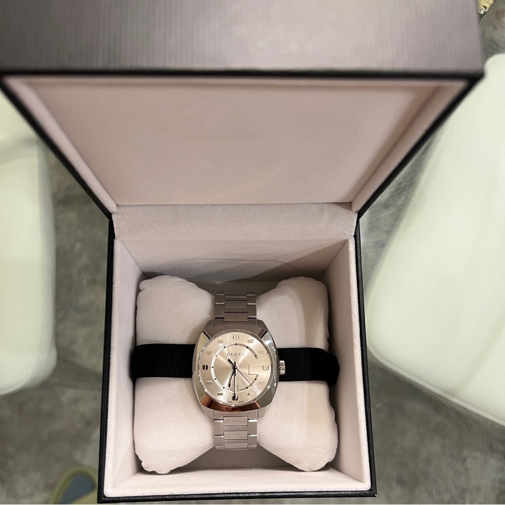 New, never worn mens Gucci GG2570 watch. No scratches, in excellent condition.